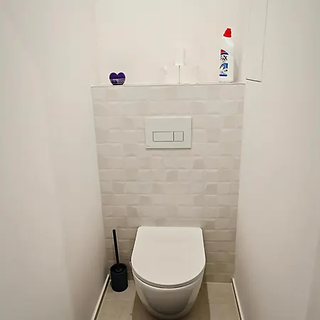 Axiom - Zenith Ii - Netflix, Hbo, Champagne