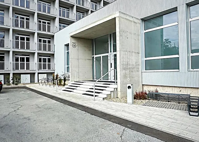 Axiom - Zenith Ii - Netflix, Hbo, Champagne Lägenhet